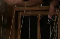 Hangend aan het plafond word de jongen sexueel misbruikt