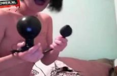 Anal mastuberen met een op pomp butplug voor de webcam